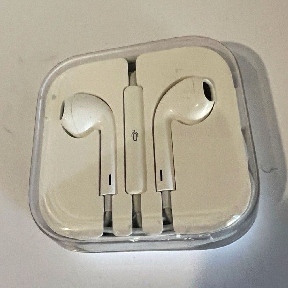 Apple EarPods MD827LL/A Wired In-Ear Earbuds 3.5mm w/ Mic Case White